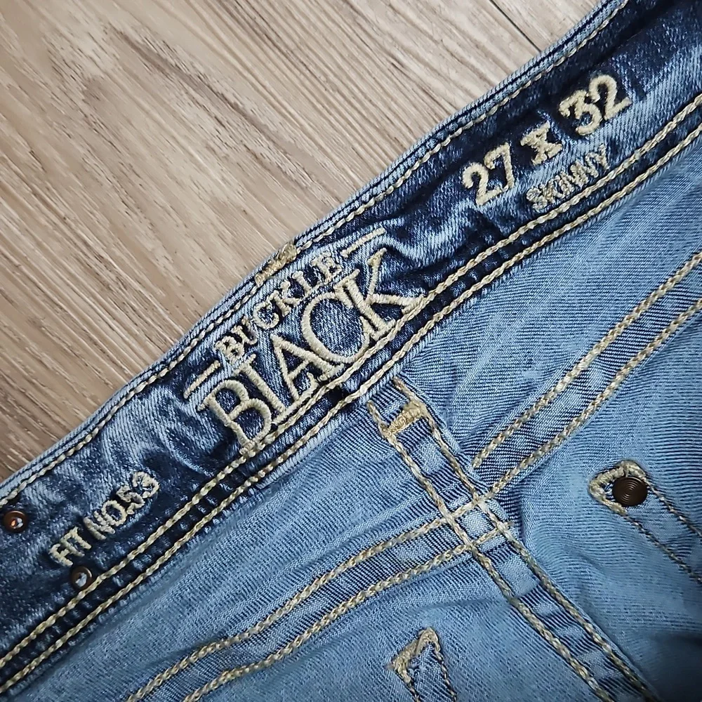 Buckle Women's Faded Blue Skinny Jeans - Picture 8 of 16